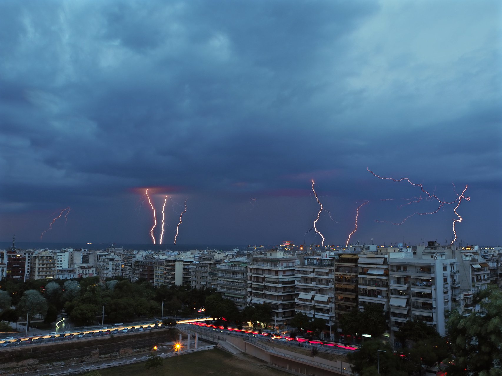 Καταιγίδα ‘χτύπησε την Θεσσαλονίκη-κεραυνοί μέσα στην πόλη ( ΦΩΤΟ)