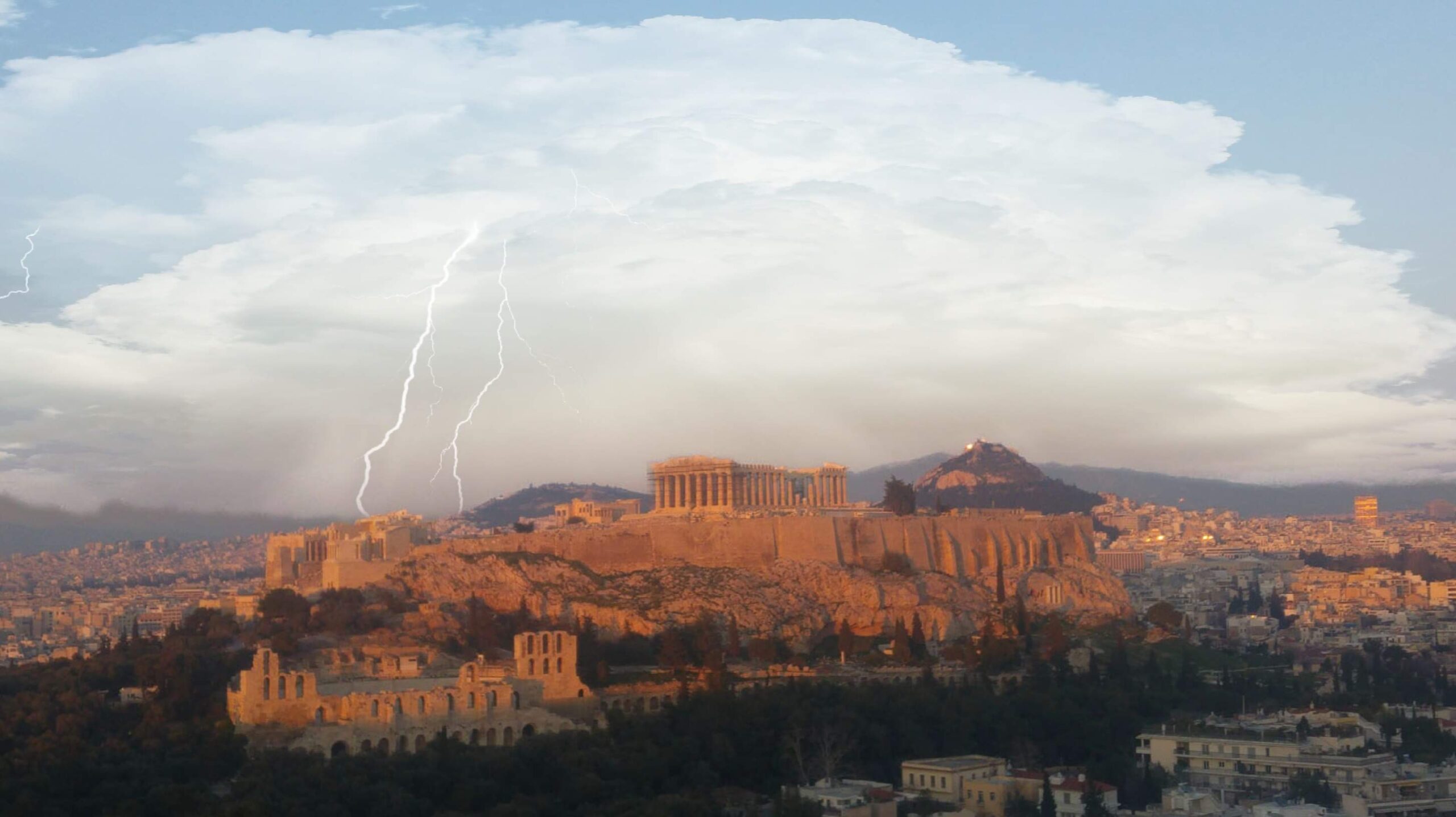 Αττική: Μπόρες- πρόσκαιρη καταιγίδα στα βόρεια κυρίως του νομού