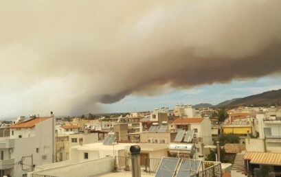 Σοκαριστικές εικόνες από τον ουρανό της Αττικής-πυκνοί καπνοί κάλυψαν τα πάντα